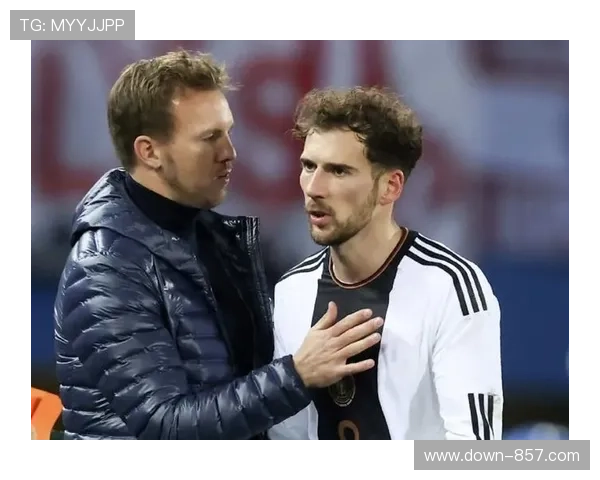 格雷茨卡训练中指导年轻球员,场边笑容轻松 格雷茨卡训练中指导年轻球员,场边笑容轻松