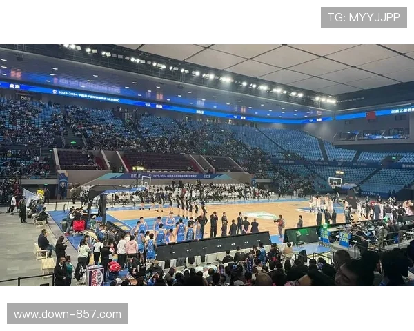 季后赛席位争夺激烈，第九名与第三名仅差两胜场